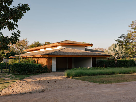 Country House in the Interior of São Paulo / DB Arquitetos